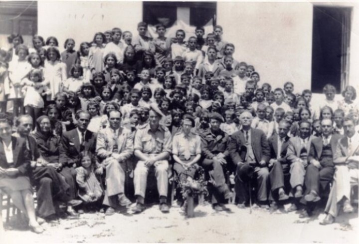 Οι Άγγλοι έδιναν το παρόν στις σχολικές εκδηλώσεις. Από αριστερά Φωτεινή Πιττά, Λάζαρος Κοσμάς, Μαρία Μακρή, Γιάννης Οικονομίδης, Ιορδάνης Καραξής, δύο αξιωματικοί με μια Αγγλίδα, Ιωάννης Φιλιππίδης (δήμαρχος), Άγνωστος, Μανώλης Λάμπρος, Κωνσταντίνος Λειβαδιώτης, Βάσσος Οικονομίδης. The English were present at school ceremonies. From left Fotini Pitta, Lazaros Kosmas, Maria Makri, John Economidis, Jordan Karaxis, two officers with a British lady, John Filippidis (mayor), Unknown, Manolis Lambros, Konstantine Livadiotis, Vassos Economidis.