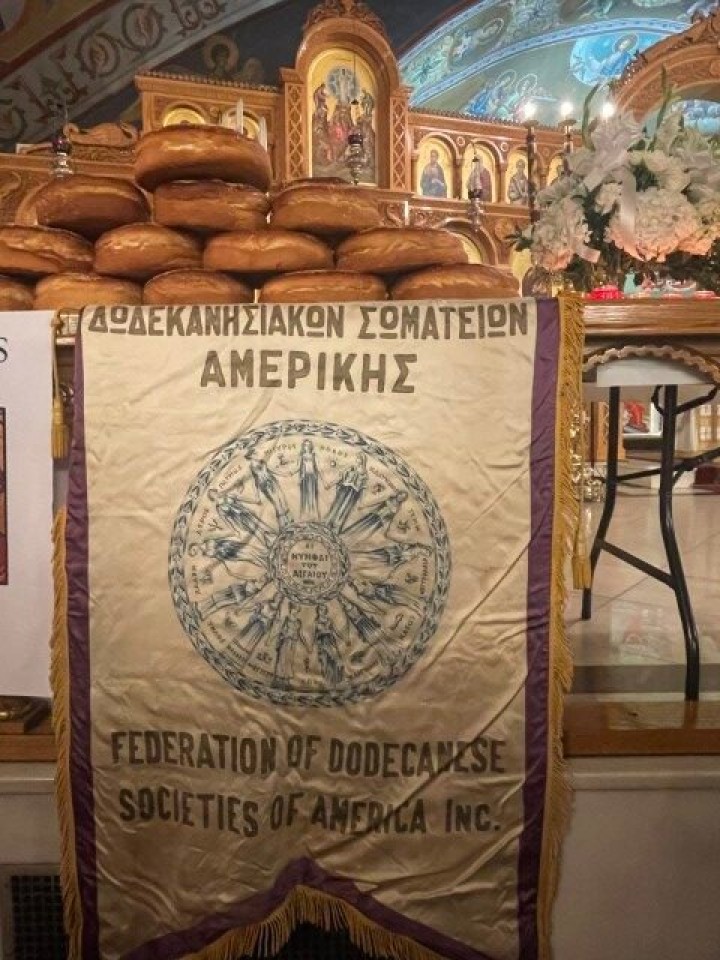 Το λάβαρο της Δωδεκανησιακής Ομοσπονδίας με τα πεντάρτια. The banner of the Dodecanese Federation with “pentartia” (Photo-Adamadia Mari).