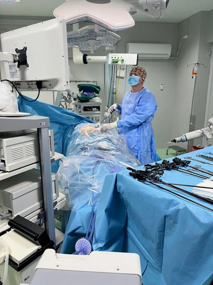 Ο χειρουργός κ. Νικόλαος Κοπανάκης κατά την πρώτη εφαρμογή της μεθόδου PIPAC στο Νοσοκομείο Μεταξά