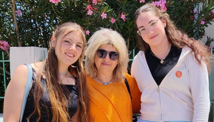 Η Φαίδρα – Τσαμπίκα Πελλού και η Αθηνά Παρίση με την καθηγήτριά τους κα Βασιλική Ψυλλάκη