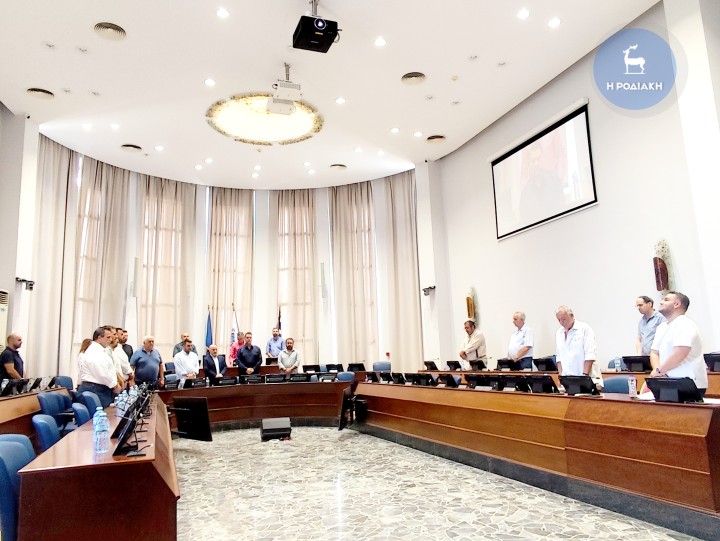 Στην έναρξη της προχθεσινής συνεδρίασεις το σώμα τήρησε ενός λεπτού σιγή στη μνήμη του Ιάκωβου Γερονικόλα